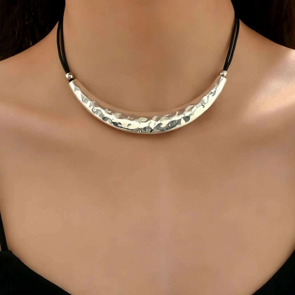 Vintage Hammered Zinc Alloy Crescent Choker Necklace